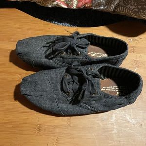 TOMS womens size 7 canvas shoe with laces